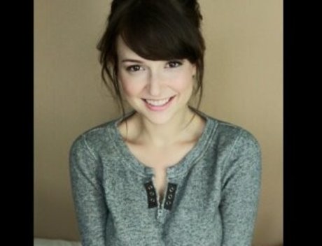 Milana Vayntrub