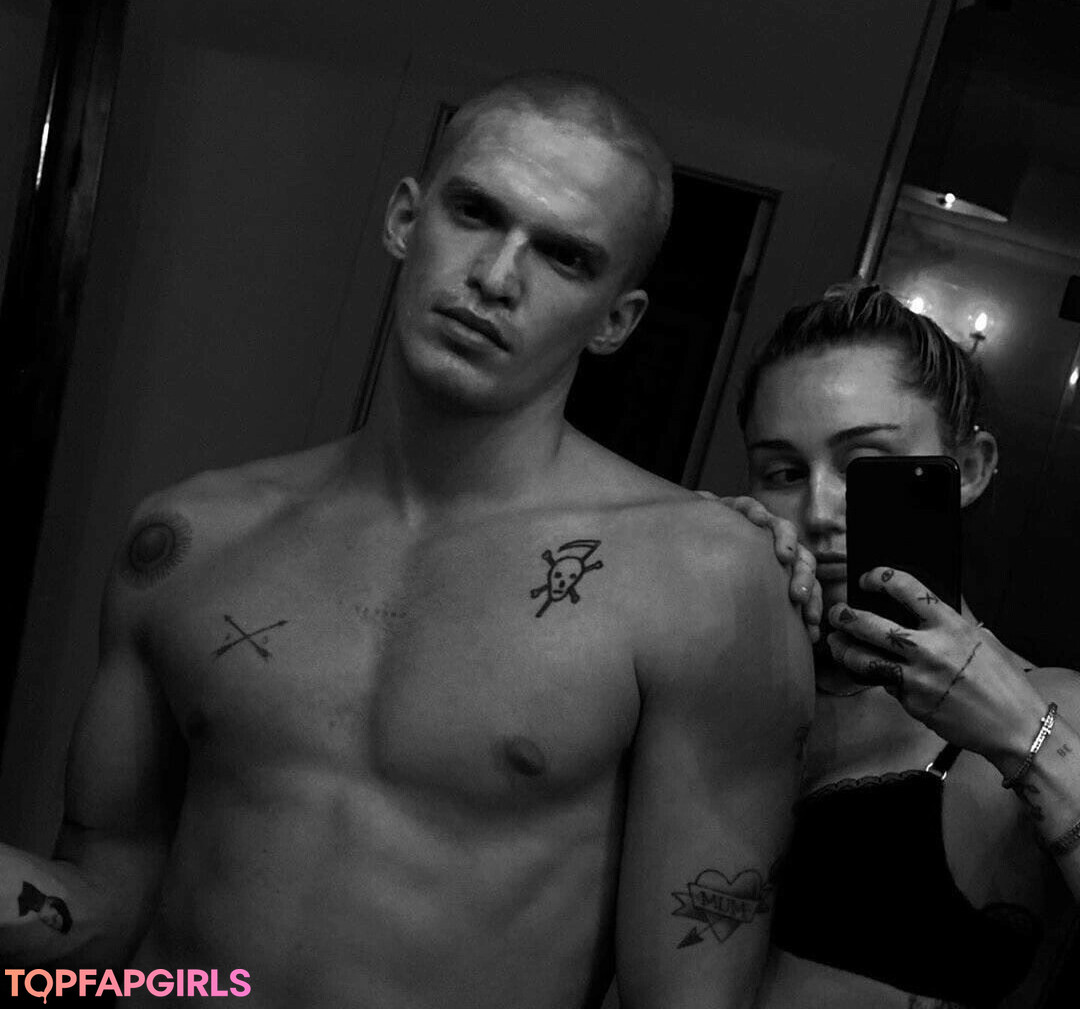 Foto desnuda filtrada de OnlyFans de Miley Cyrus #1992