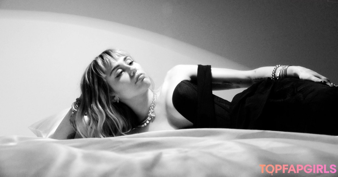 Foto desnuda filtrada de OnlyFans de Miley Cyrus #1993
