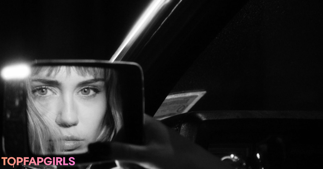 Foto desnuda filtrada de OnlyFans de Miley Cyrus #1997