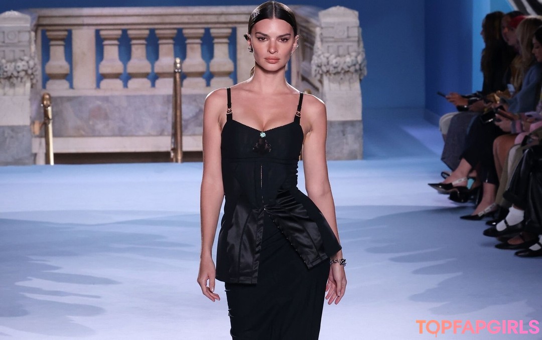 Foto desnuda filtrada de OnlyFans de Emily Ratajkowski #1336