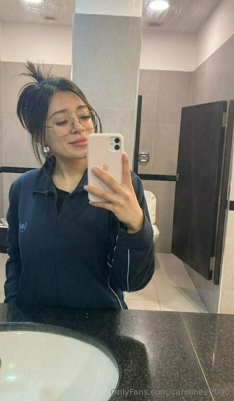 Foto desnuda filtrada de OnlyFans de Carolinee2000