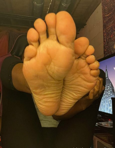 Littleebonyfeet