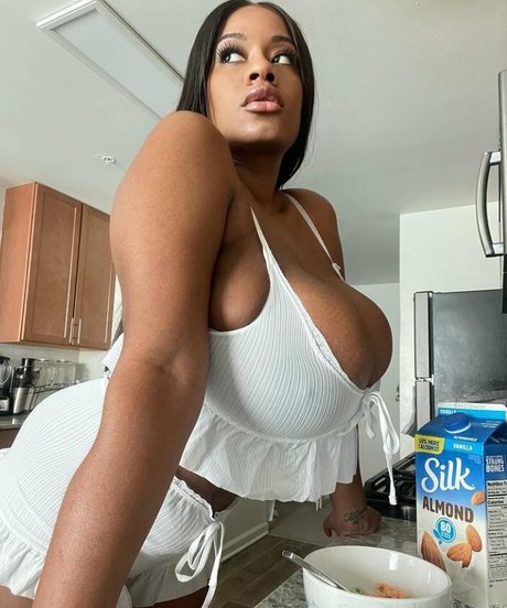 Yanithebbody1