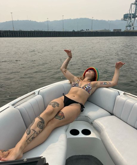 Foto desnuda filtrada de OnlyFans de Emily Mello