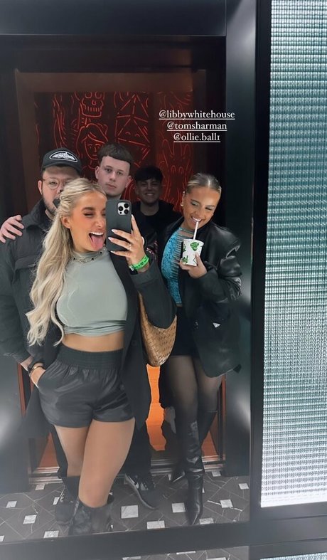 Foto desnuda filtrada de OnlyFans de Saffron Barker