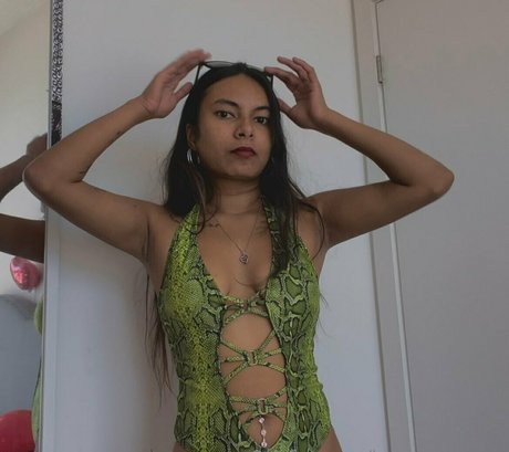 Foto desnuda filtrada de OnlyFans de Bustypetitemyra