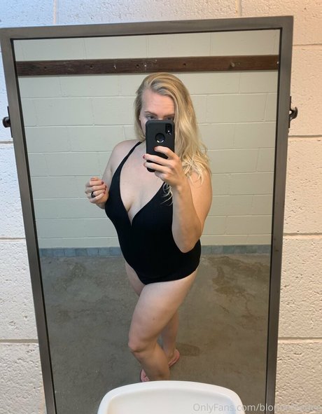 Foto desnuda filtrada de OnlyFans de Blondefeedee