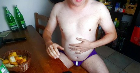 Foto desnuda filtrada de OnlyFans de Bellystuffingfan