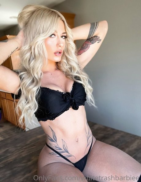 Foto desnuda filtrada de OnlyFans de Whitetrashbarbiee