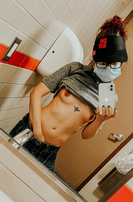 Foto desnuda filtrada de OnlyFans de Shegavemethree