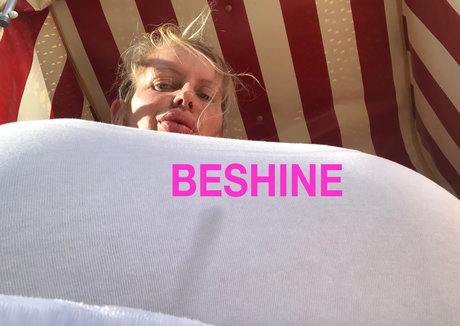 Foto desnuda filtrada de OnlyFans de Beshinedotcom