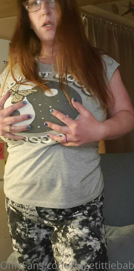 Foto desnuda filtrada de OnlyFans de Hugetittiebabexxxfree